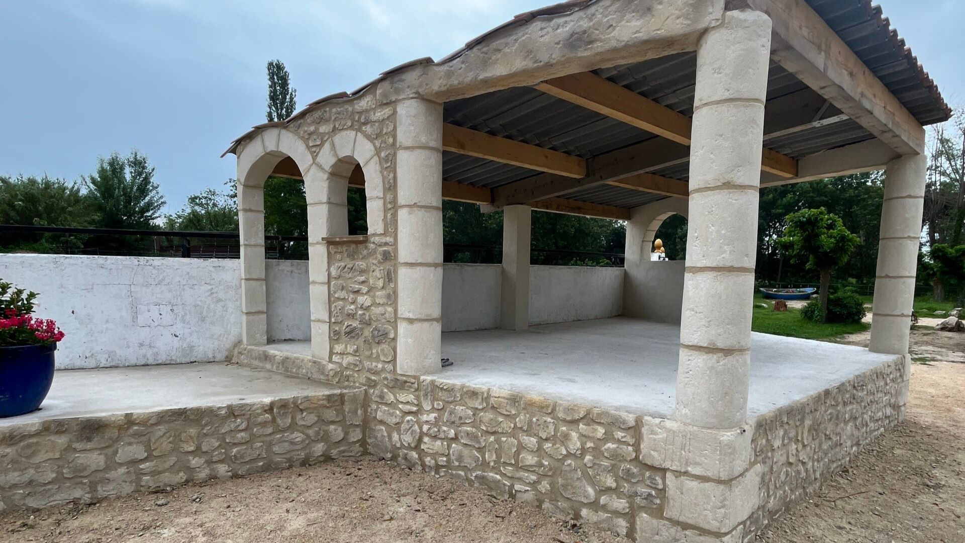 batiment agricole camargue manade arlesienne facade pierre sculptee