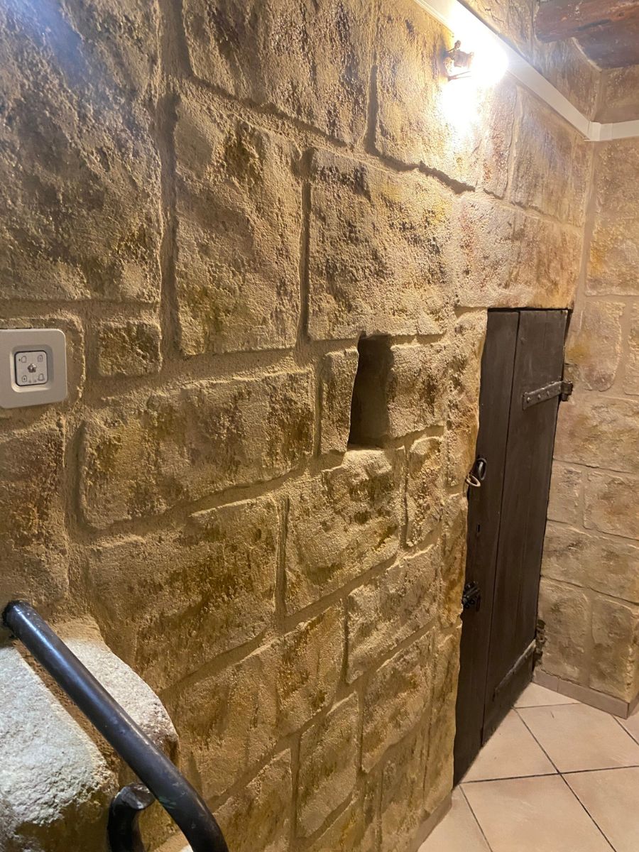 interieur ancien mur pierre humidite salpetre