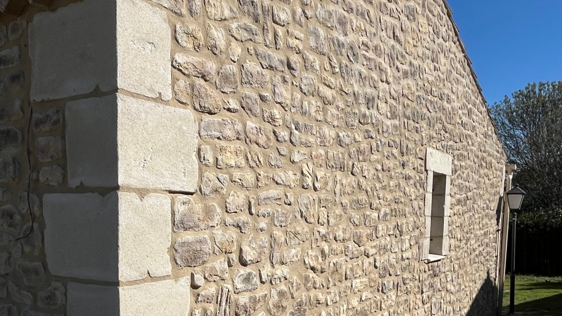 maison aix en provence facade imitation pierre artisanale relief sculpte