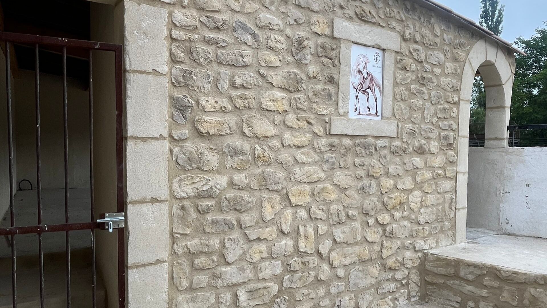 manade provence arles imitation pierre enduit traditionnel artisanal